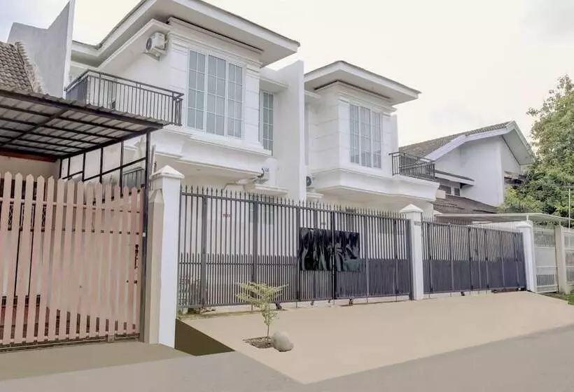 هتل Reddoorz At Golden White House Pettarani