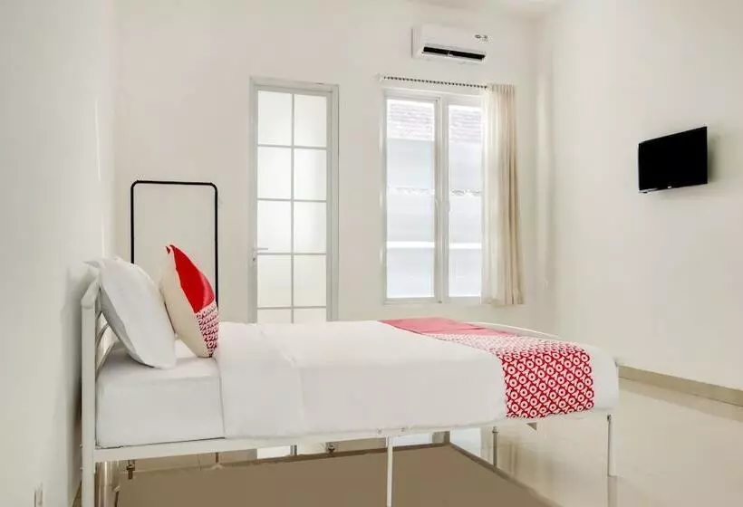 هتل Reddoorz At Golden White House Pettarani