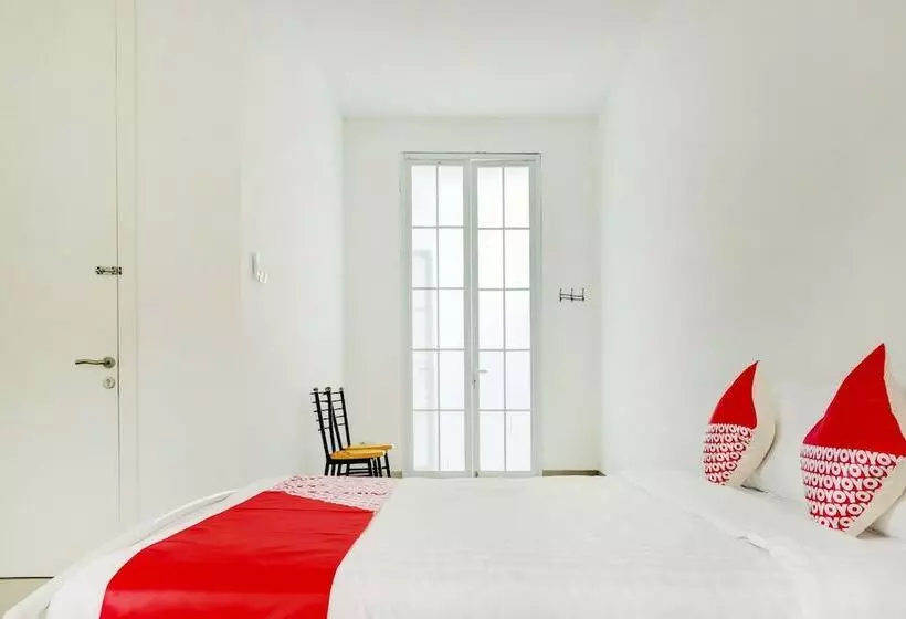 هتل Reddoorz At Golden White House Pettarani