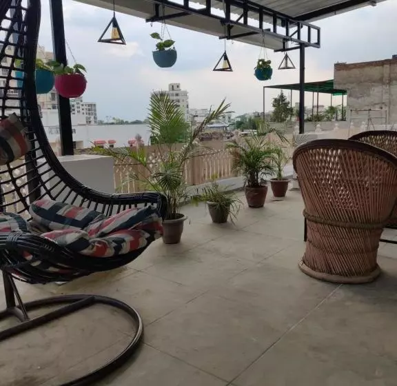 پانسیون Madhav Guest House