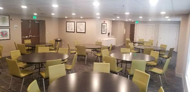 Отель Holiday Inn Express Seattle   Sea Tac Airport, An Ihg