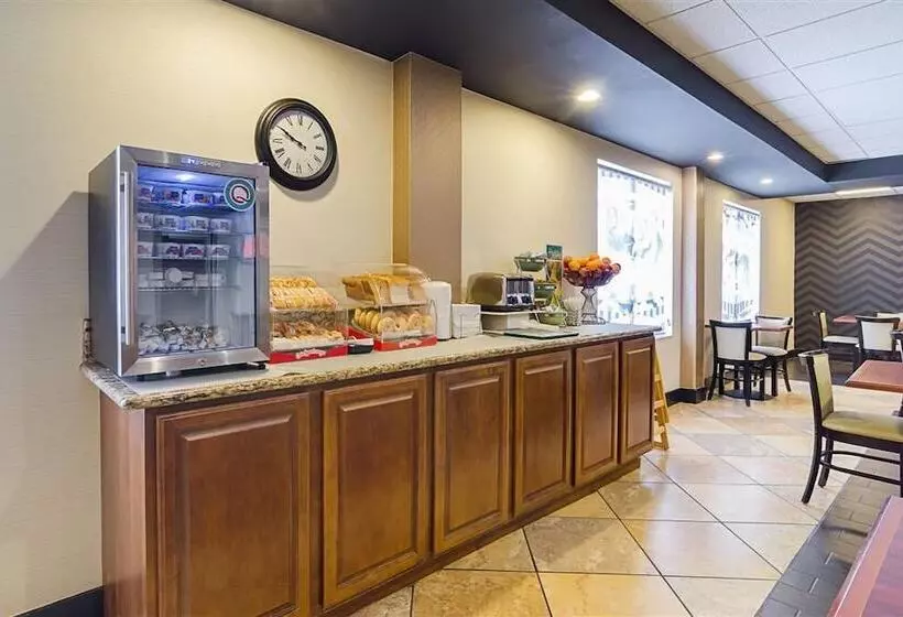 호텔 Holiday Inn & Suites Richmond West End, An Ihg