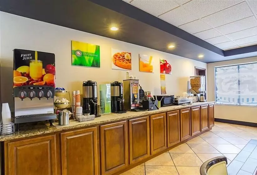 호텔 Holiday Inn & Suites Richmond West End, An Ihg