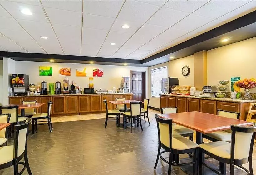 호텔 Holiday Inn & Suites Richmond West End, An Ihg