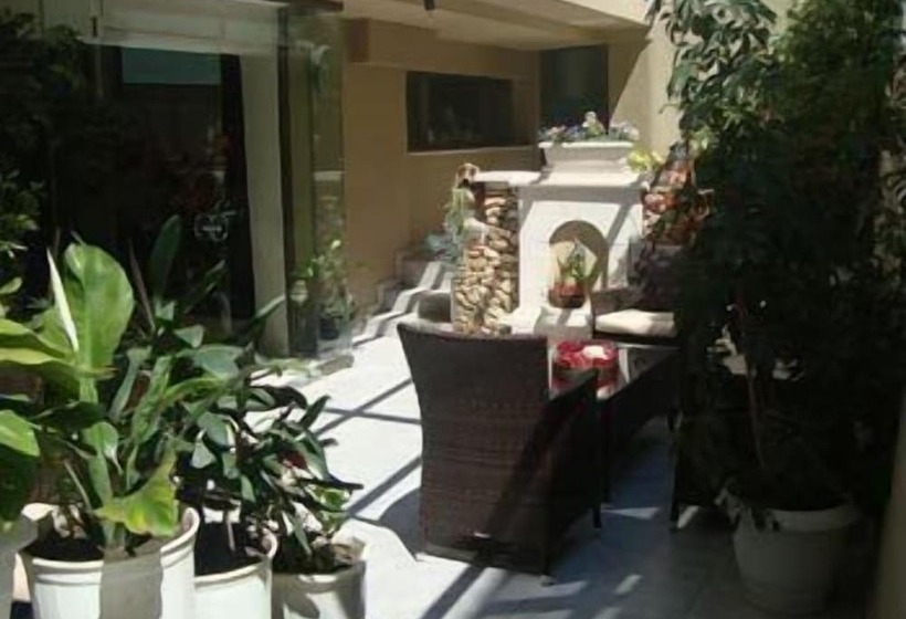 Leonidas Hotel & Apartments