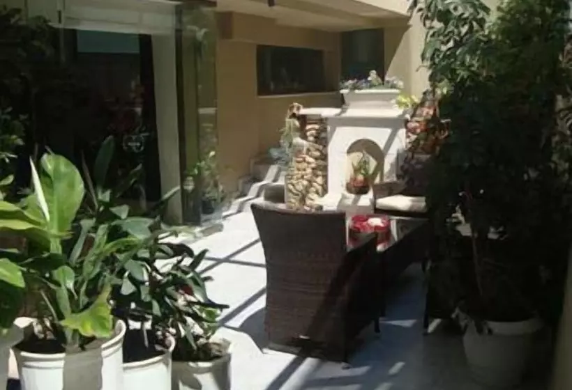 Leonidas Hotel & Apartments