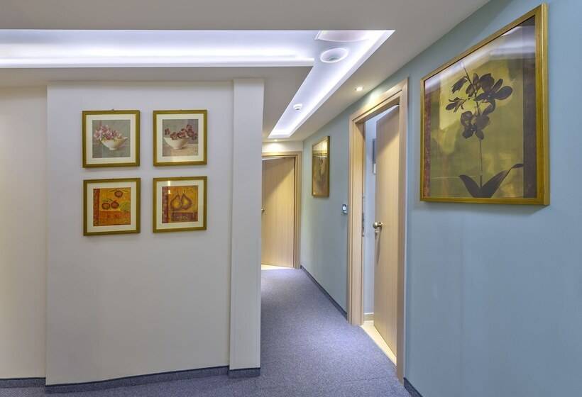 Leonidas Hotel & Apartments