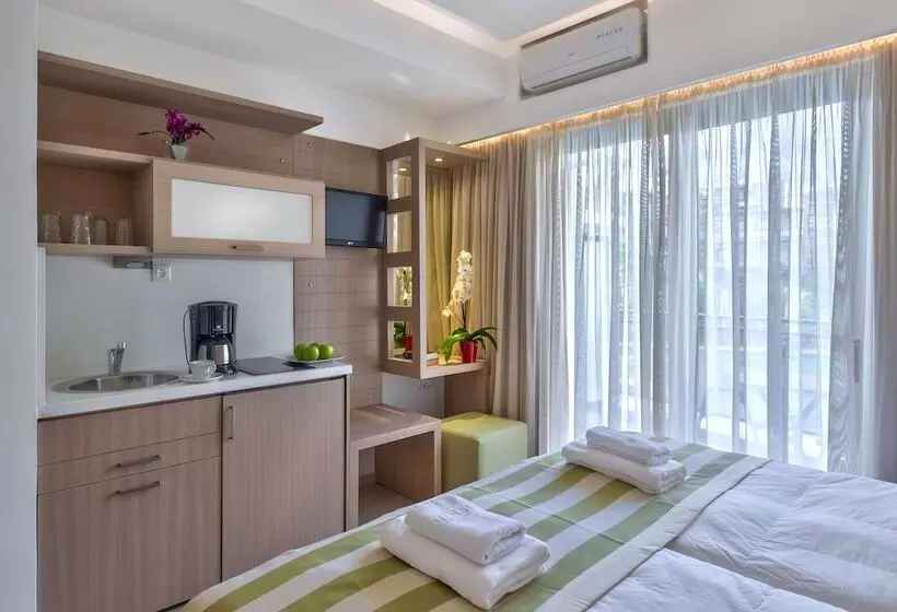 Leonidas Hotel & Apartments