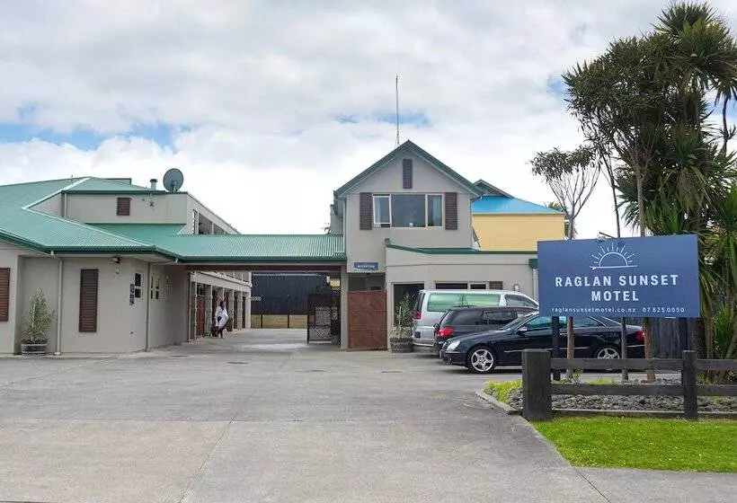 Raglan Sunset Motel