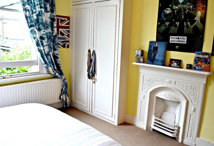 3 Bedroom Clapham Home With Patio