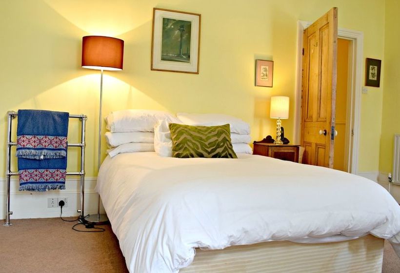 3 Bedroom Clapham Home With Patio