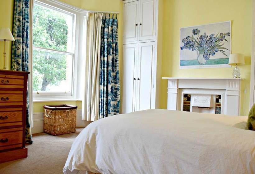 3 Bedroom Clapham Home With Patio