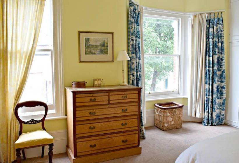 3 Bedroom Clapham Home With Patio