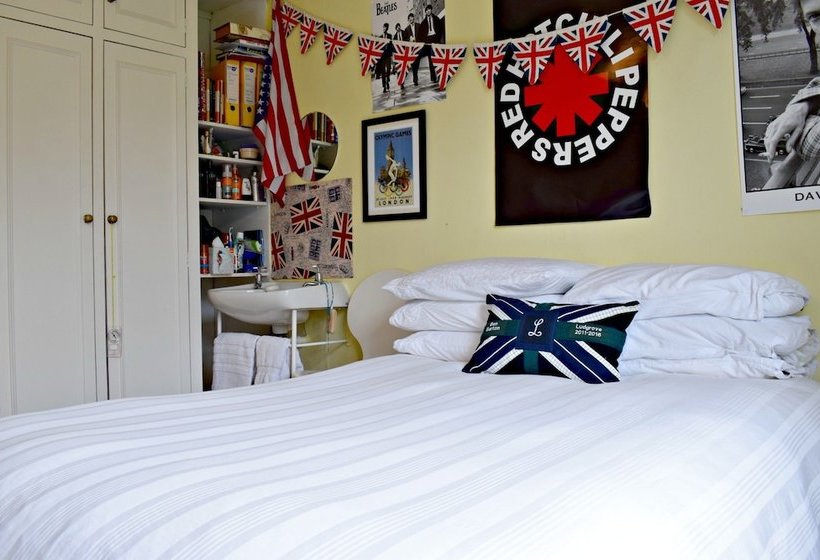 3 Bedroom Clapham Home With Patio