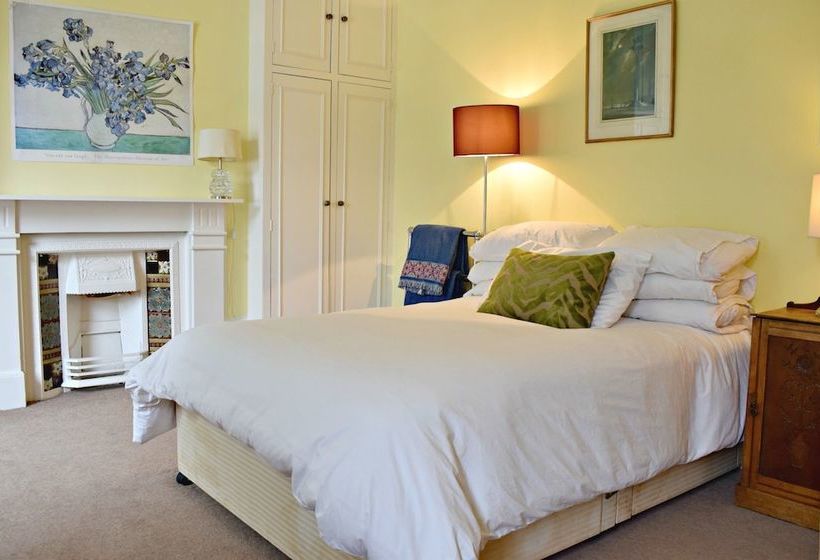 3 Bedroom Clapham Home With Patio