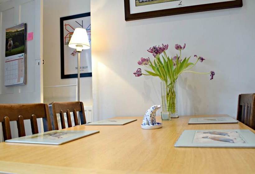 3 Bedroom Clapham Home With Patio