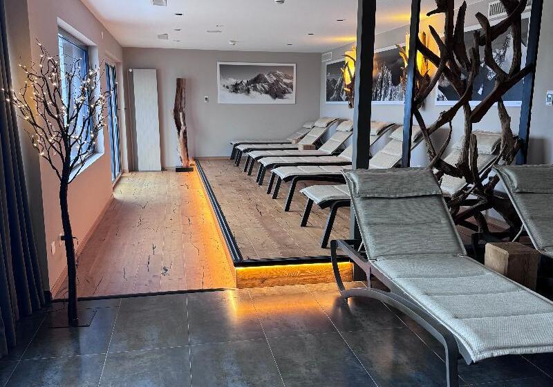 Everness Hotel & Resort