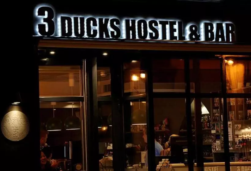 ホテル The 3 Ducks Eiffel Tower By Hiphophostels