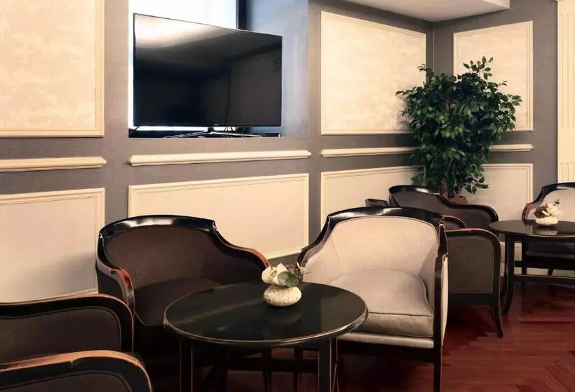 Отель Catalonia Las Cortes