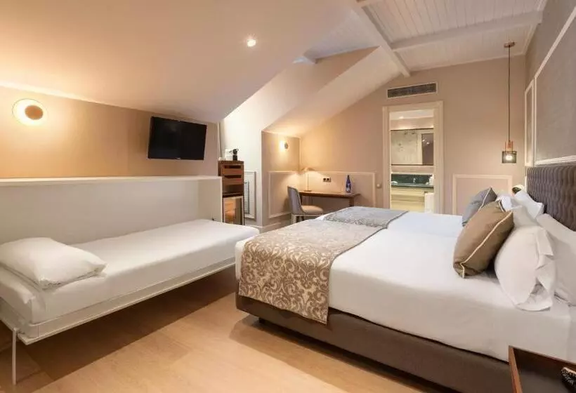 Отель Catalonia Las Cortes