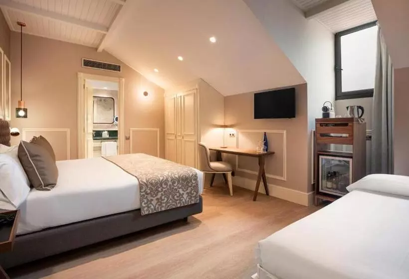 Отель Catalonia Las Cortes