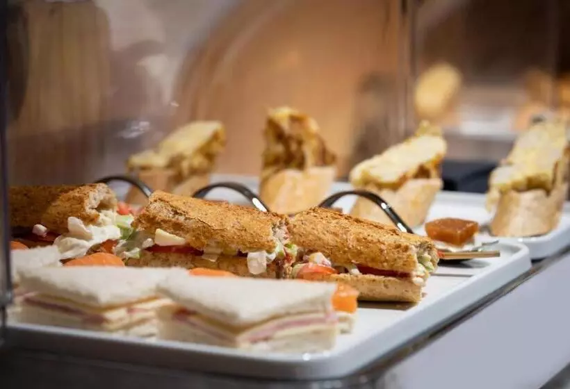 Отель Catalonia Las Cortes