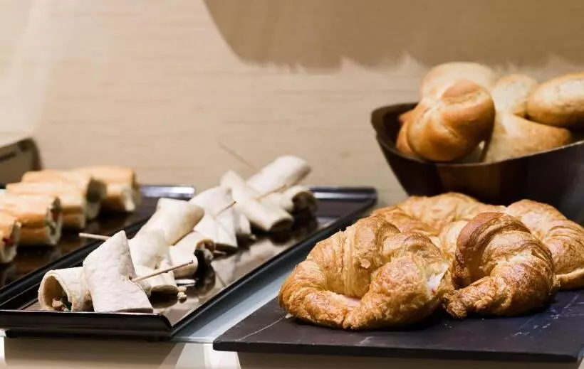 Отель Catalonia Las Cortes