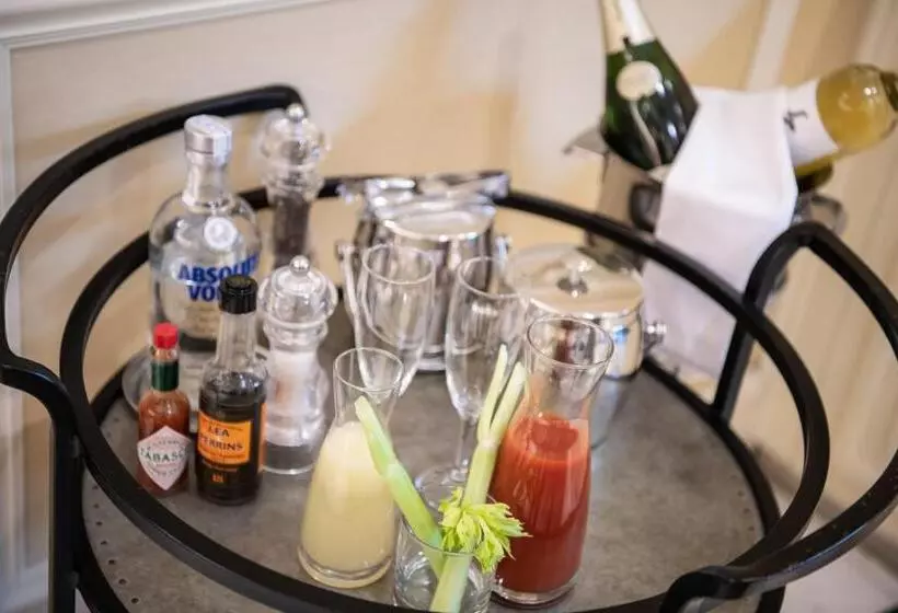 Отель Catalonia Las Cortes