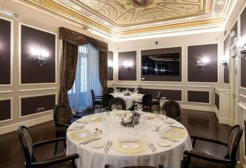 Отель Catalonia Las Cortes