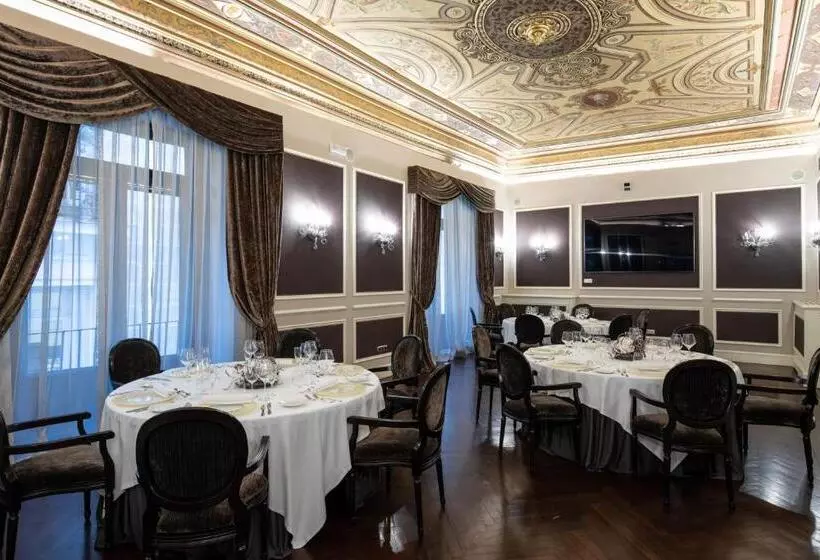 Отель Catalonia Las Cortes