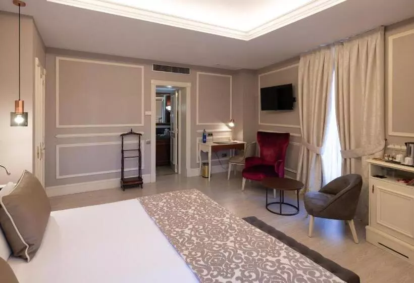 Отель Catalonia Las Cortes