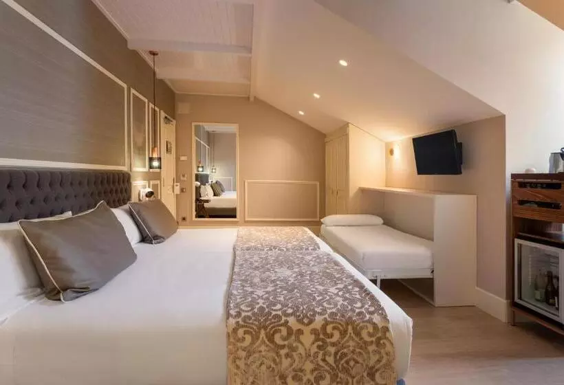 Отель Catalonia Las Cortes