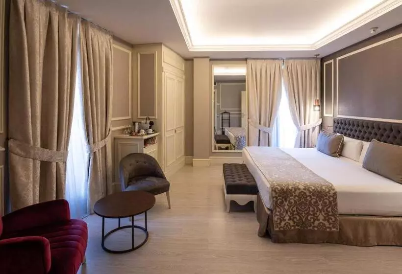 Отель Catalonia Las Cortes