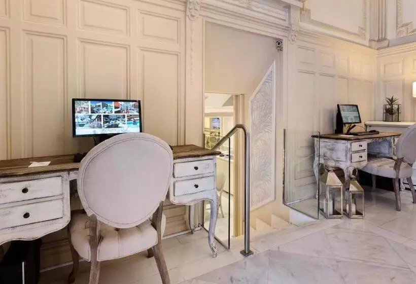 Отель Catalonia Las Cortes