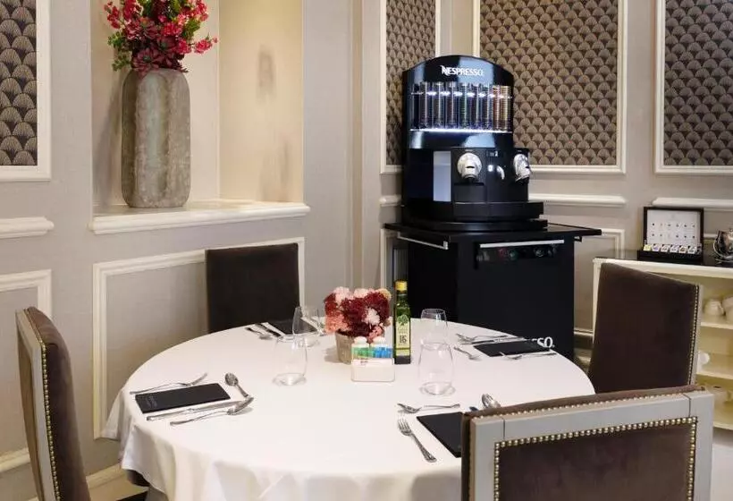 Отель Catalonia Las Cortes