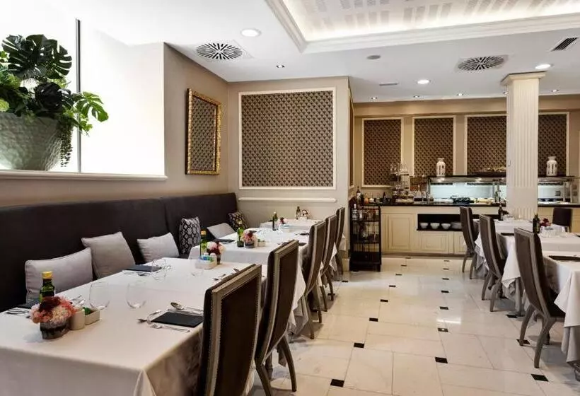 Отель Catalonia Las Cortes