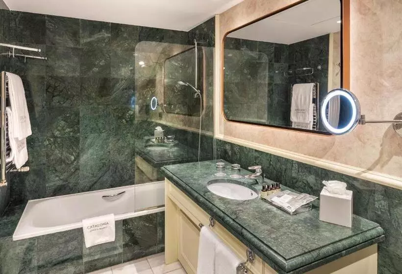 Отель Catalonia Las Cortes