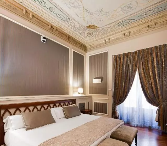 Отель Catalonia Las Cortes