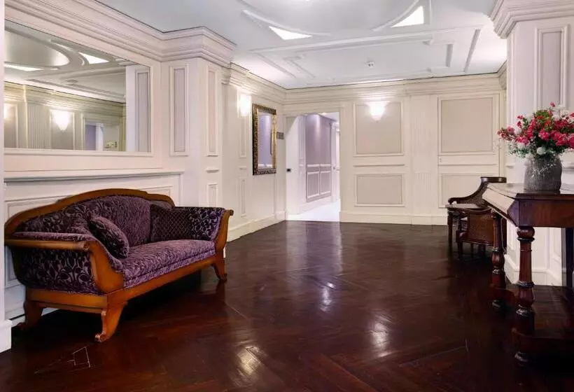 Отель Catalonia Las Cortes