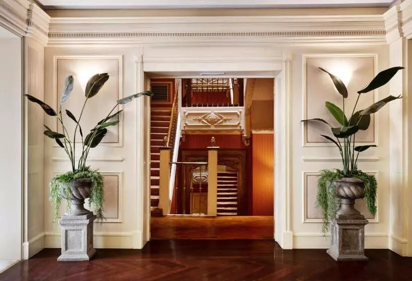 Отель Catalonia Las Cortes