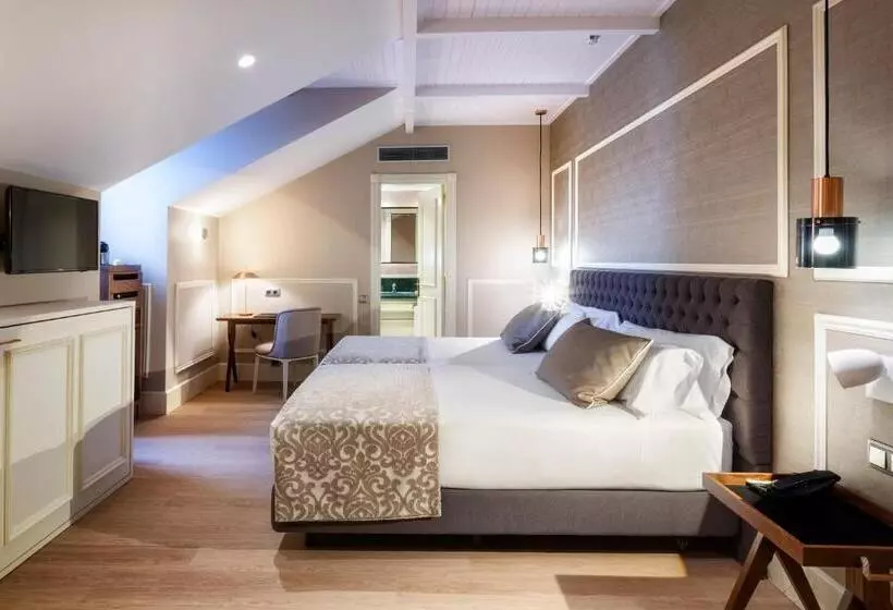 Отель Catalonia Las Cortes