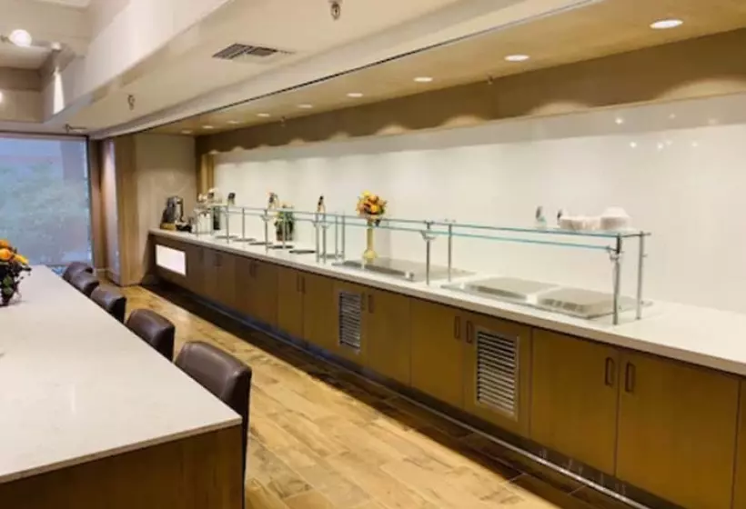 Отель Crowne Plaza Silicon Valley North   Union City, An Ihg