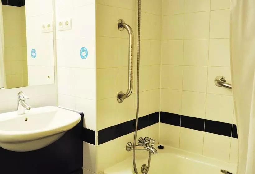 هتل Travelodge Barcelona Fira