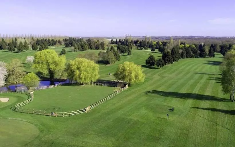 בית מלון כפרי Les Suites Domaine De Crécy