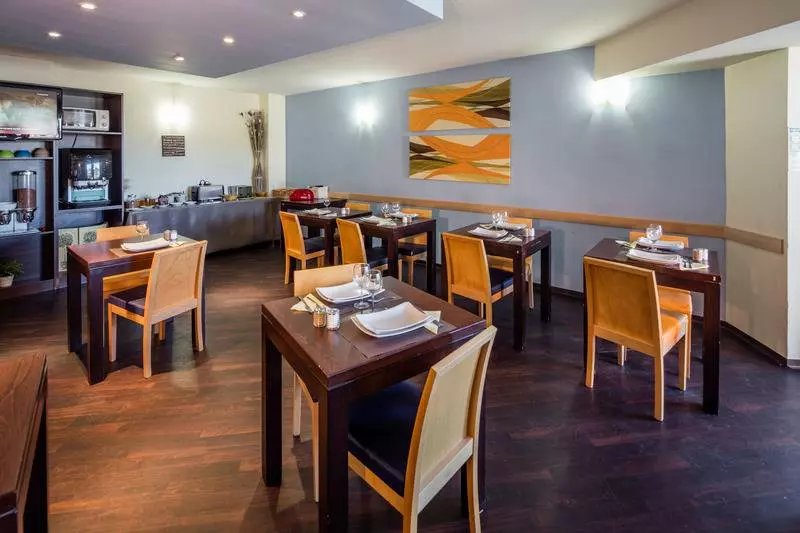 Noemys Toulon La Valette   Hotel Restaurant Avec Piscine