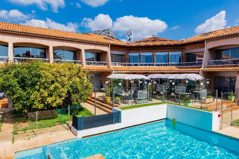 Noemys Toulon La Valette   Hotel Restaurant Avec Piscine