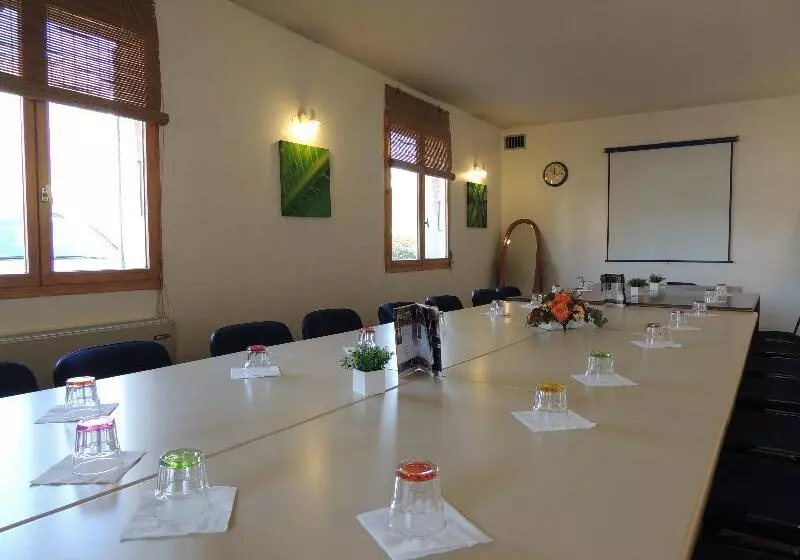 Noemys Toulon La Valette   Hotel Restaurant Avec Piscine