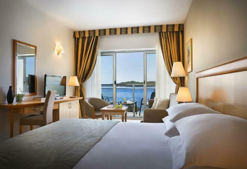 هتل Aminess Grand Azur