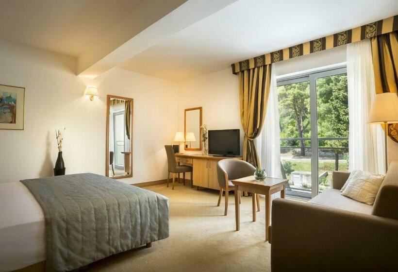 هتل Aminess Grand Azur