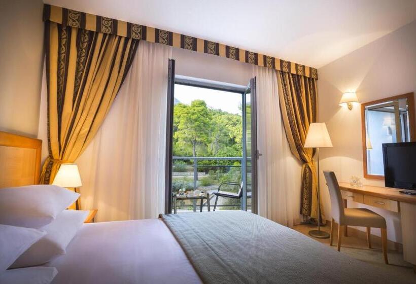 هتل Aminess Grand Azur